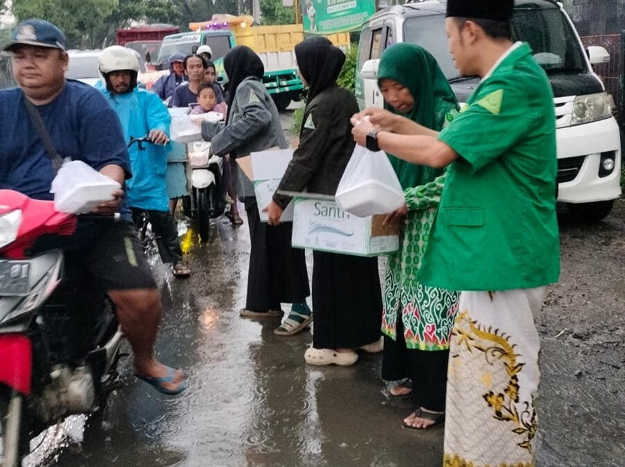 Kolaborasi dengan Fatayat NU, IPNU dan IPPNU, Ansor Winongan Bagikan 1000 Takjil pada Pengguna Jalan