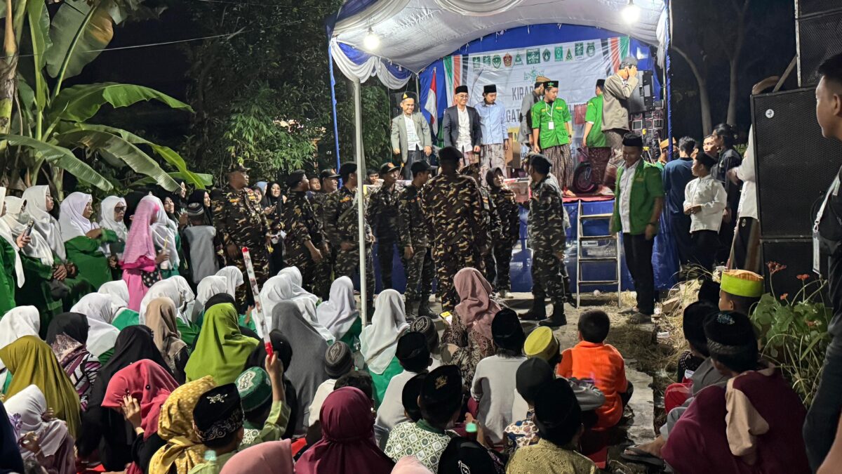 Banser GP Ansor Kejayan Kawal Pawai Obor 1 Muharram di Desa Sladi, Ribuan Warga Antusias Ikut Serta