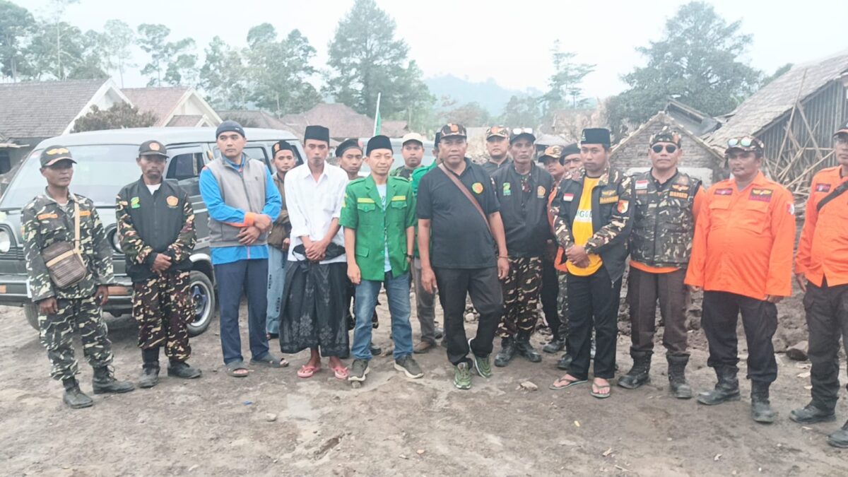 Ansor Banser Kabupaten Pasuruan Salurkan Bantuan untuk Korban Erupsi Semeru