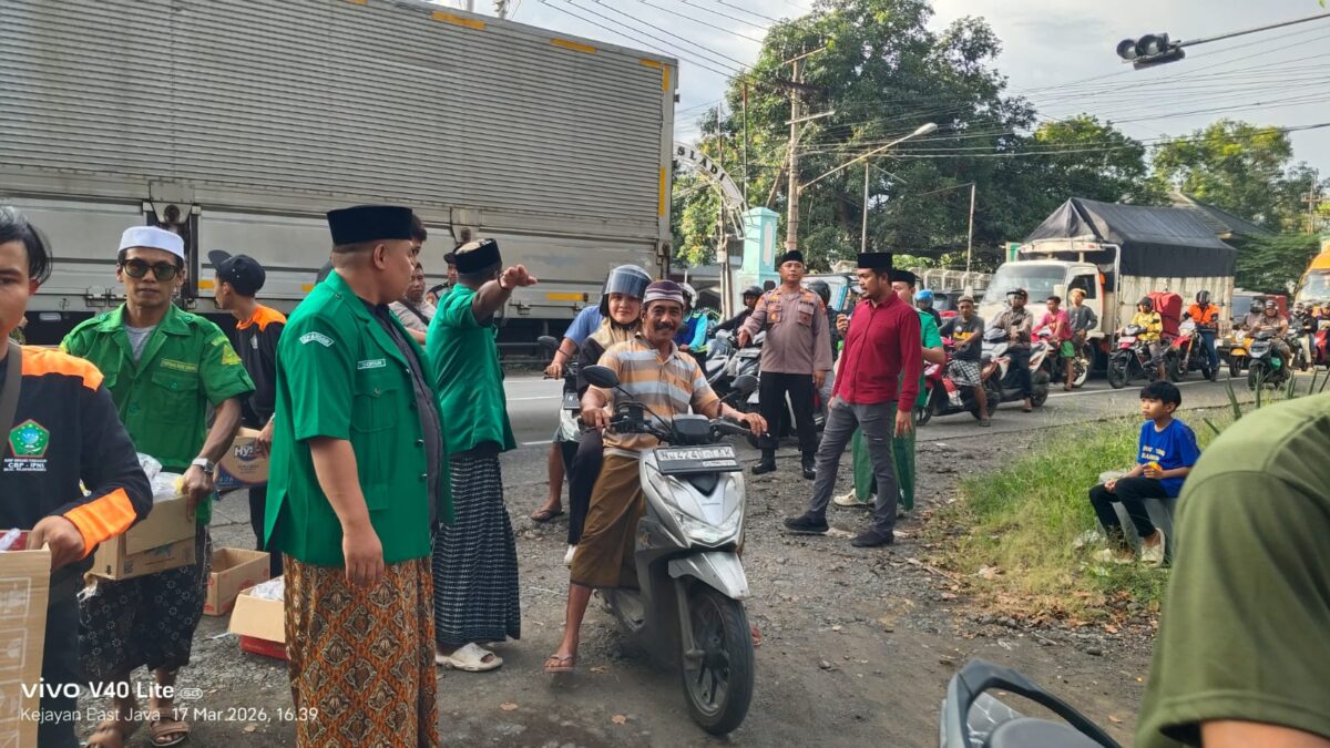 Ansor Kejayan dan Forkopimcam Turun ke Jalan, 2.500 Takjil Dibagikan untuk Pengendara di Penghujung Ramadan